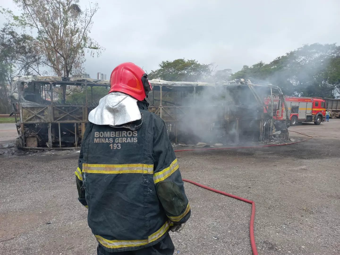 Bombeiros debelam incêndio em ônibus do time do Vasco da Gama